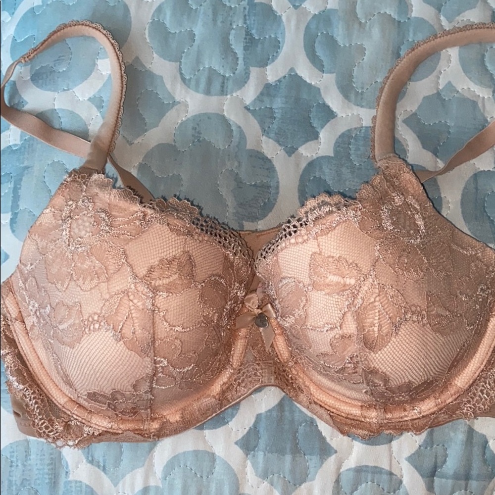 Victoria’s Secret Cream colores lace bra 36C